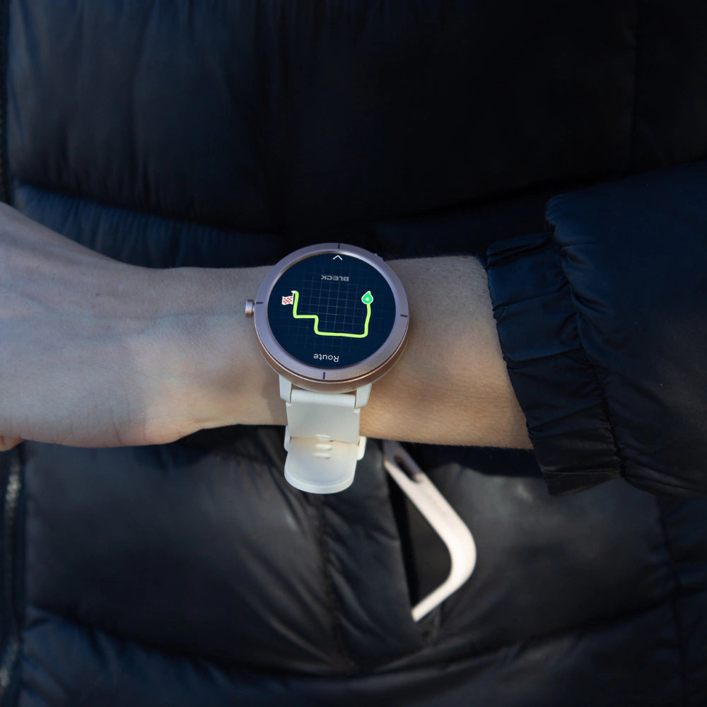 Smartwatch DM76 puesto en la muñeca mostrando ruta GPS en tiempo real