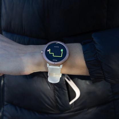 Smartwatch DM76 puesto en la muñeca mostrando ruta GPS en tiempo real