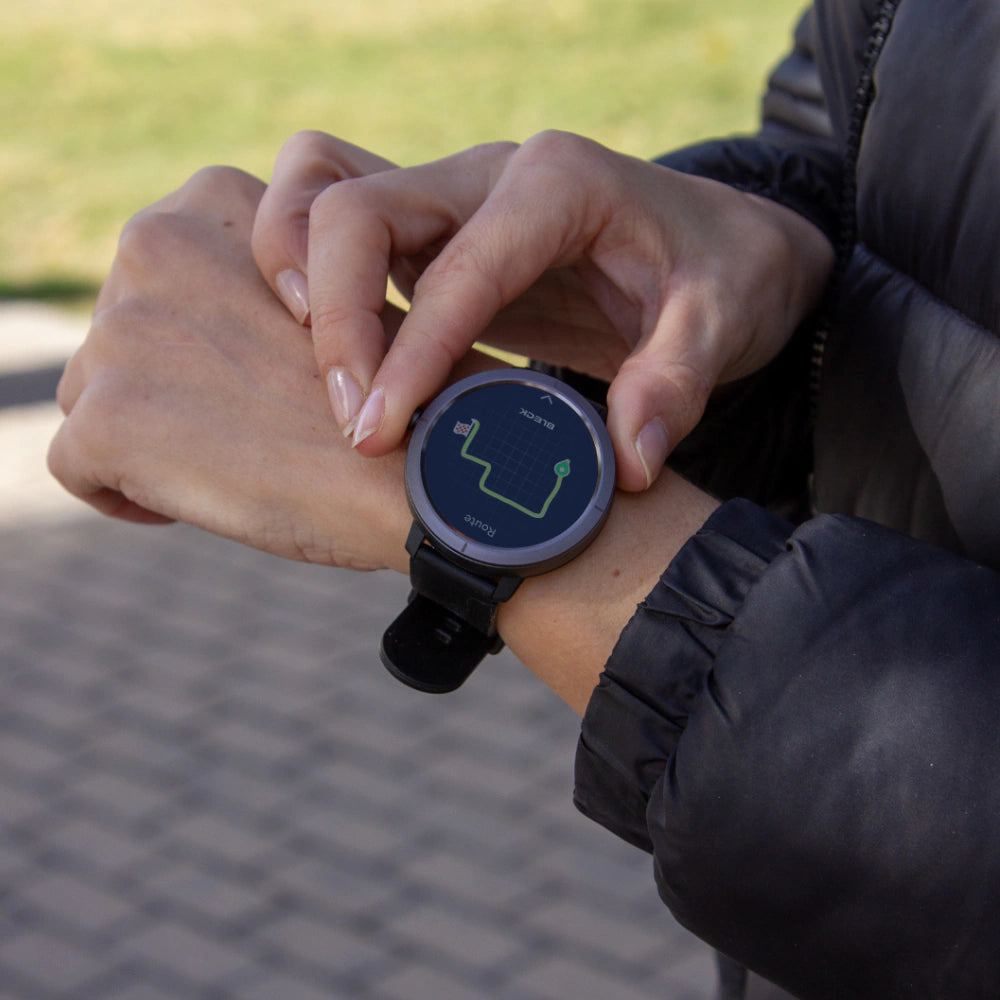 Mujer usando el Smartwatch DM76 con GPS al aire libre - Importadora Gabgab