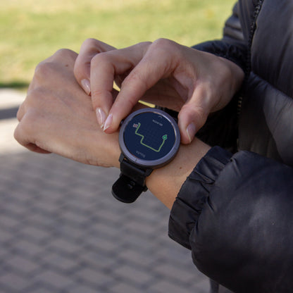 Mujer usando el Smartwatch DM76 con GPS al aire libre - Importadora Gabgab